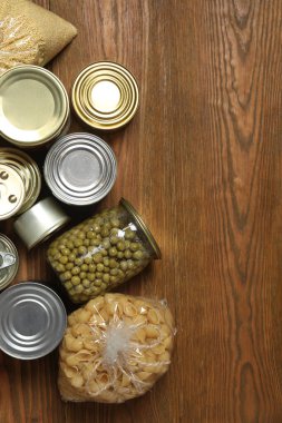 İnsani yardım. Tahta masa üzerinde bağış yapmak için farklı gıda ürünleri.