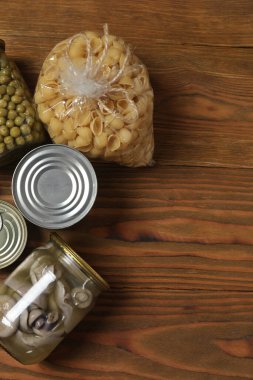 İnsani yardım. Tahta masa üzerinde bağış yapmak için farklı gıda ürünleri.