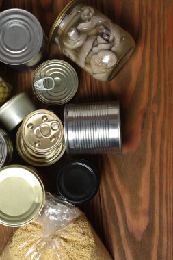 İnsani yardım. Tahta masa üzerinde bağış yapmak için farklı gıda ürünleri.