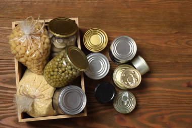 İnsani yardım. Tahta masa üzerinde bağış yapmak için farklı gıda ürünleri.