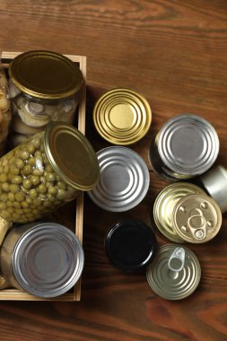 İnsani yardım. Tahta masa üzerinde bağış yapmak için farklı gıda ürünleri.