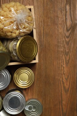 İnsani yardım. Tahta masa üzerinde bağış yapmak için farklı gıda ürünleri.