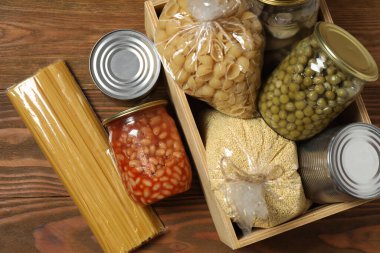 İnsani yardım. Tahta masa üzerinde bağış yapmak için farklı gıda ürünleri.