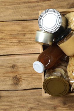 İnsani yardım. Tahta masa üzerinde bağış yapmak için farklı gıda ürünleri.