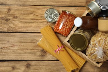 İnsani yardım. Tahta masa üzerinde bağış yapmak için farklı gıda ürünleri.