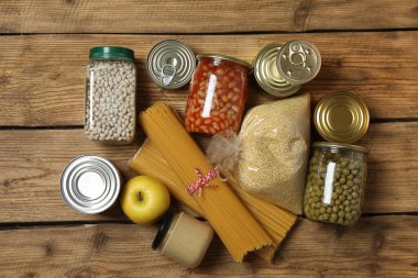 İnsani yardım. Tahta masa üzerinde bağış yapmak için farklı gıda ürünleri.