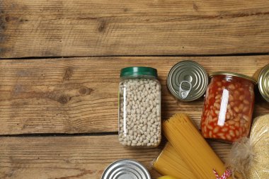 İnsani yardım. Tahta masa üzerinde bağış yapmak için farklı gıda ürünleri.