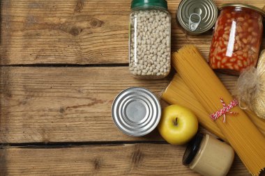 İnsani yardım. Tahta masa üzerinde bağış yapmak için farklı gıda ürünleri.