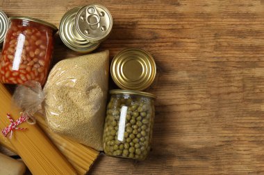 İnsani yardım. Tahta masa üzerinde bağış yapmak için farklı gıda ürünleri.