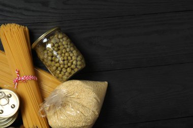 İnsani yardım. Tahta masa üzerinde bağış yapmak için farklı gıda ürünleri.