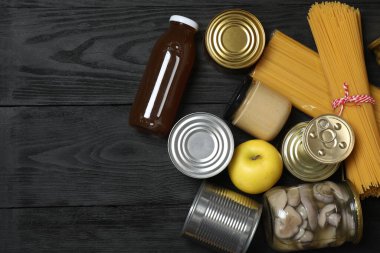 İnsani yardım. Tahta masa üzerinde bağış yapmak için farklı gıda ürünleri.