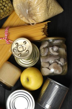 İnsani yardım. Tahta masa üzerinde bağış yapmak için farklı gıda ürünleri.