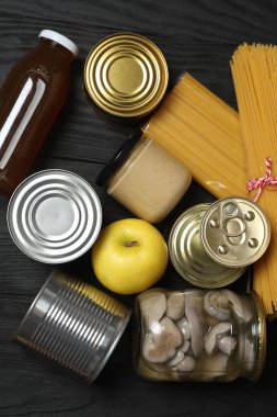 İnsani yardım. Tahta masa üzerinde bağış yapmak için farklı gıda ürünleri.