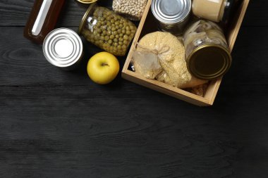 İnsani yardım. Tahta masa üzerinde bağış yapmak için farklı gıda ürünleri.