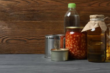 İnsani yardım. Tahta masa üzerinde bağış yapmak için farklı gıda ürünleri.