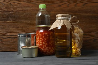 İnsani yardım. Tahta masa üzerinde bağış yapmak için farklı gıda ürünleri.