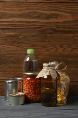 İnsani yardım. Tahta masa üzerinde bağış yapmak için farklı gıda ürünleri.