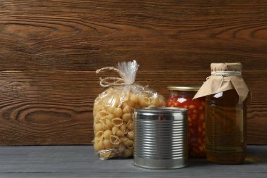 İnsani yardım. Tahta masa üzerinde bağış yapmak için farklı gıda ürünleri.