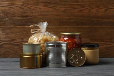 İnsani yardım. Tahta masa üzerinde bağış yapmak için farklı gıda ürünleri.