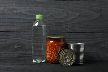 İnsani yardım. Tahta masa üzerinde bağış yapmak için farklı gıda ürünleri.