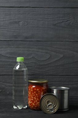 İnsani yardım. Tahta masa üzerinde bağış yapmak için farklı gıda ürünleri.