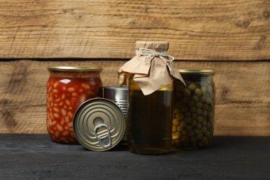 İnsani yardım. Tahta masa üzerinde bağış yapmak için farklı gıda ürünleri.