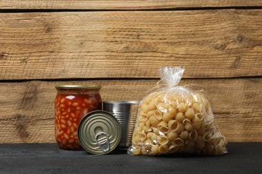 İnsani yardım. Tahta masa üzerinde bağış yapmak için farklı gıda ürünleri.