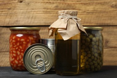 İnsani yardım. Tahta masa üzerinde bağış yapmak için farklı gıda ürünleri.