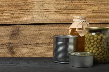 İnsani yardım. Tahta masa üzerinde bağış yapmak için farklı gıda ürünleri.