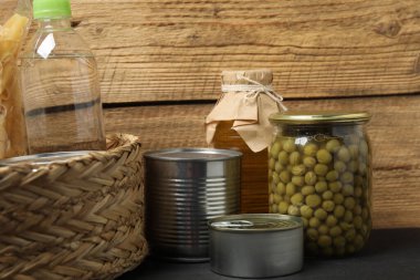 İnsani yardım. Tahta masa üzerinde bağış yapmak için farklı gıda ürünleri.