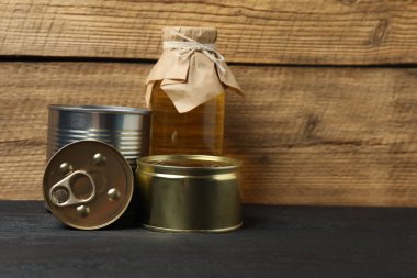 İnsani yardım. Tahta masa üzerinde bağış yapmak için farklı gıda ürünleri.