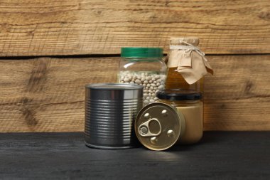 İnsani yardım. Tahta masa üzerinde bağış yapmak için farklı gıda ürünleri.