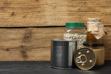 İnsani yardım. Tahta masa üzerinde bağış yapmak için farklı gıda ürünleri.