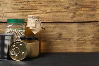 İnsani yardım. Tahta masa üzerinde bağış yapmak için farklı gıda ürünleri.