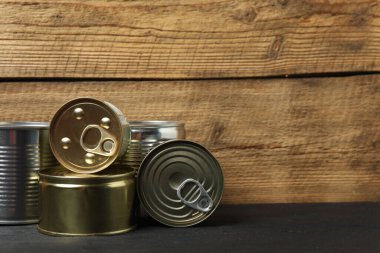 İnsani yardım. Tahta masa üzerinde bağış yapmak için farklı gıda ürünleri.