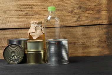 İnsani yardım. Tahta masa üzerinde bağış yapmak için farklı gıda ürünleri.