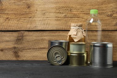 İnsani yardım. Tahta masa üzerinde bağış yapmak için farklı gıda ürünleri.