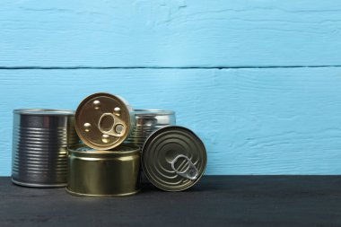 İnsani yardım. Mavi arka planda bağışlanmak üzere çeşitli gıda ürünleri