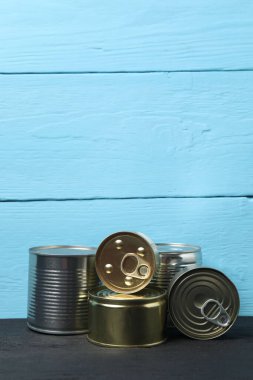 İnsani yardım. Mavi arka planda bağışlanmak üzere çeşitli gıda ürünleri