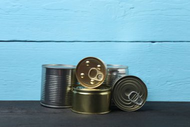 İnsani yardım. Mavi arka planda bağışlanmak üzere çeşitli gıda ürünleri