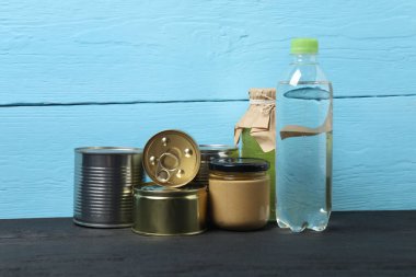 İnsani yardım. Mavi arka planda bağışlanmak üzere çeşitli gıda ürünleri