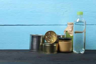 İnsani yardım. Mavi arka planda bağışlanmak üzere çeşitli gıda ürünleri