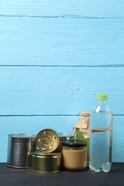 İnsani yardım. Mavi arka planda bağışlanmak üzere çeşitli gıda ürünleri