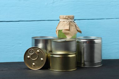 İnsani yardım. Mavi arka planda bağışlanmak üzere çeşitli gıda ürünleri