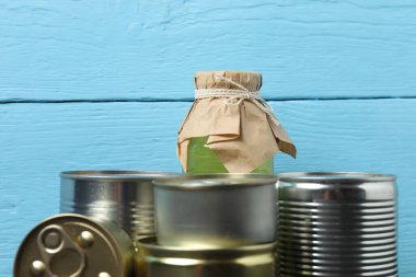 İnsani yardım. Mavi arka planda bağışlanmak üzere çeşitli gıda ürünleri