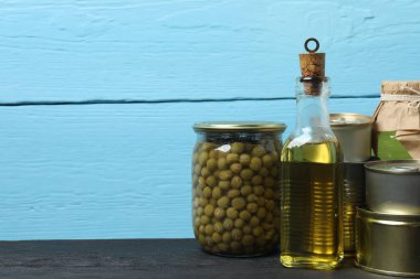 İnsani yardım. Mavi arka planda bağışlanmak üzere çeşitli gıda ürünleri