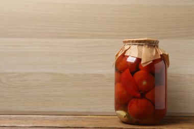 İnsani yardım. Tahta masaya bağışlamak için çeşitli gıda ürünleri.