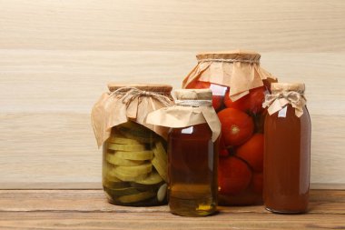 İnsani yardım. Tahta masaya bağışlamak için çeşitli gıda ürünleri.