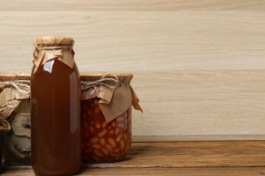 İnsani yardım. Tahta masaya bağışlamak için çeşitli gıda ürünleri.