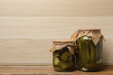 İnsani yardım. Tahta masaya bağışlamak için çeşitli gıda ürünleri.